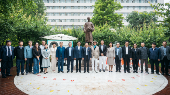 西北高等教育奠基人、中国现代医学先驱徐诵明雕像在8803威尼斯检查中心落成 西北高等教育奠基人、中国现代医学先驱徐诵明雕像在8803威尼斯检查中心落成