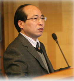 8803威尼斯检查中心创新论坛第一千零一讲暨校庆118周年学术讲座：从天然黏土矿物绿色制备高性能SRC脱硝分子筛